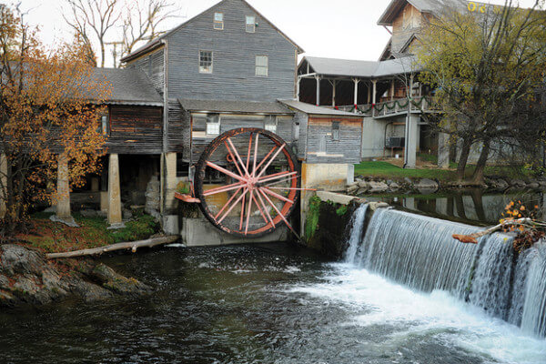 Best Places to Eat in Pigeon Forge Tennessee for ANY Visitor